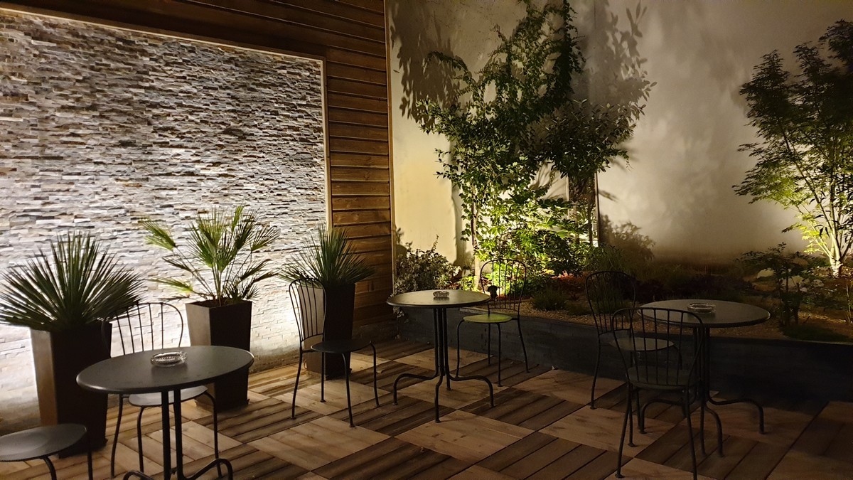 Jardin eclairé la nuit