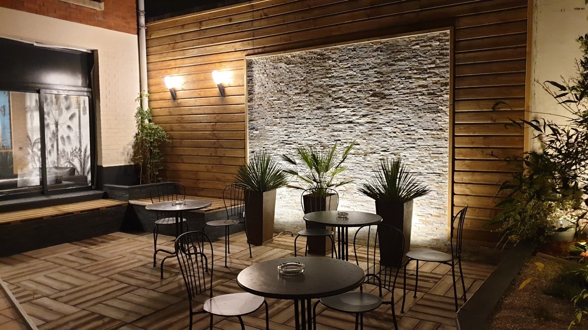 Jardin eclairé la nuit